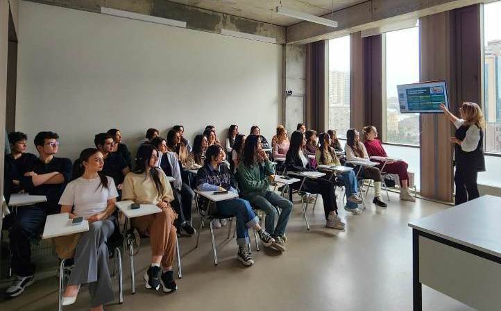 Dizayn Məktəbində “Qidalanma - tələbələr üçün sağlam həyat bələdçisidir” mövzusunda seminar keçirilib